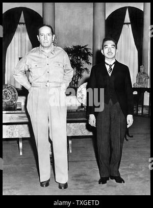 Fotografia del generale Douglas MacArthur e Imperatore Hirohito del Giappone. Datata 1945 Foto Stock