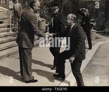 Robert Muldoon primo ministro della Nuova Zelanda si stringono la mano con il presidente José López Portillo del Messico. Nel 1980 il Primo ministro Robert Muldoon ha effettuato una visita ufficiale in Messico, accompagnato da un alto livello di missione commerciale Foto Stock