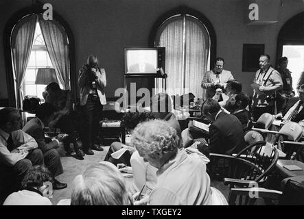 Fotografia del presidente Jimmy Carter (1924-) annunciando l aborto di operazione Eagle Claw - un tentativo di porre fine alla crisi Iraniana degli ostaggi. Datata 1980 Foto Stock