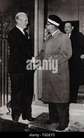 Tenku Abdul Rahman (primo ministro della Malaysia, foglie 10 Downing Street, Londra dopo un incontro con Harold Macmillan. Egli è seguita dal presidente pakistano Ayub Khan 1960 Foto Stock