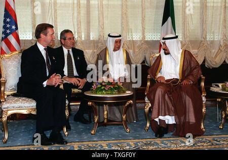 Shaikh Jabber al-Ahmad al-Jabber Al-Sabah (a destra), in Kuwait City, incontro con il Segretario americano alla Difesa William Cohen 1998 Foto Stock