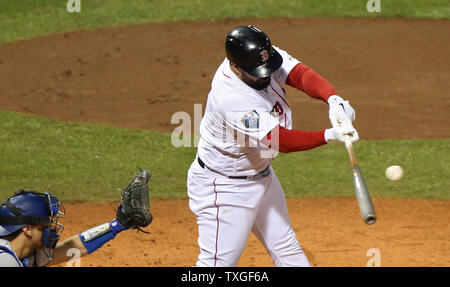 Boston Red Sox di sabbia della Leon singles contro i Los Angeles Dodgers durante il secondo inning di gioco uno dei MLB 2018 World Series a Fenway Park di Boston, Massachusetts, il 23 ottobre 2018. Foto di Matteo Healey/UPI Foto Stock