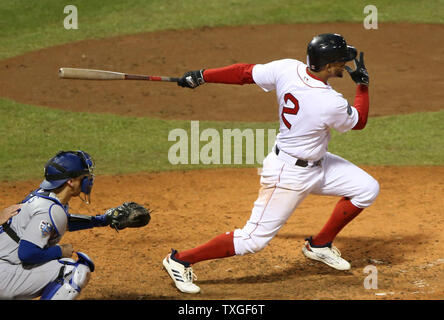 Boston Red Sox's Xander Bogaerts urta un RBI singolo contro i Los Angeles Dodgers durante la quinta inning di gioco uno dei MLB 2018 World Series a Fenway Park di Boston, Massachusetts, il 23 ottobre 2018. Foto di Matteo Healey/UPI Foto Stock