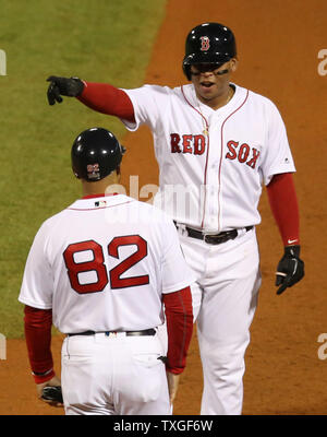 Boston Red Sox's Rafael Devers (R) celebra con la prima base coach Tom Goodwin (82) dopo un RBI singolo contro i Los Angeles Dodgers durante la quinta inning di gioco uno dei MLB 2018 World Series a Fenway Park di Boston, Massachusetts, il 23 ottobre 2018. Foto di Matteo Healey/UPI Foto Stock