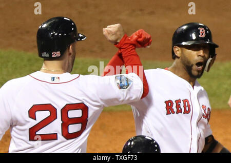 Boston Red Sox's Eduardo Nunez (R) celebra il suo 3-RBI home run con J.D. Martinez (28) durante il settimo inning di gioco uno dei MLB 2018 World Series a Fenway Park di Boston, Massachusetts, il 23 ottobre 2018. Foto di Matteo Healey/UPI Foto Stock