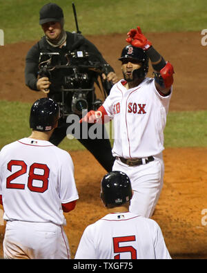 Boston Red Sox's Eduardo Nunez (R) celebra il suo 3-RBI home run con J.D. Martinez (28) e Ian Kinsler (5) durante il settimo inning di gioco uno dei MLB 2018 World Series a Fenway Park di Boston, Massachusetts, il 23 ottobre 2018. Foto di Matteo Healey/UPI Foto Stock