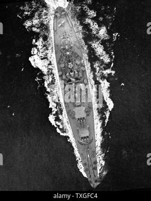 USS North Carolina, off costa orientale degli USA, 1942. USS North Carolina (BB-55) era la nave di piombo della Carolina del nord-corazzate classe e la quarta nave da guerra negli Stati Uniti Marina di essere chiamato in onore dello Stato della Carolina del Nord. Lei è stato il primo di nuova costruzione corazzata americana per entrare in servizio durante la II Guerra Mondiale, e ha preso parte ad ogni grande offensiva militare nel Pacifico teatro di operazioni; la sua battaglia 15 stelle ha fatto sua la maggior parte altamente decorato corazzata americana della II Guerra Mondiale. Foto Stock