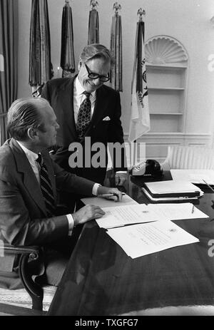 Gerald Ford e Nelson Rockefeller all ufficio Ovale, 1974. Nelson Aldrich Rockefeller (Luglio 8, 1908 - 26 gennaio 1979) era un uomo d'affari americano, filantropo, funzionario pubblico e politico. Ha servito come la quarantunesima edizione del Vice Presidente degli Stati Uniti (1974-1977) sotto il presidente statunitense Gerald Ford, Foto Stock
