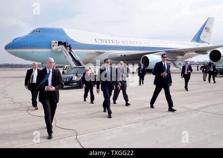 Il presidente Barack Obama arriva all'Aeroporto Internazionale di Port Columbus, Ohio. Il senatore Sherrod Brown , SOST. Mary Jo Kilroy e il servizio segreto che lo accompagnano. Foto Stock