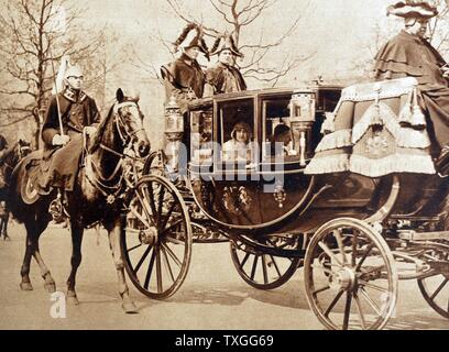 Il Duca e la duchessa di York (Più tardi la Regina Elisabetta e Re Giorgio VI di Inghilterra il loro giorno delle nozze 1923 Foto Stock