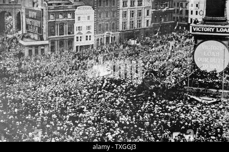 Fotografia di Trafalgar Square, Londra, come notizie della fine della Prima Guerra Mondiale si è rotto. Datata 1918 Foto Stock