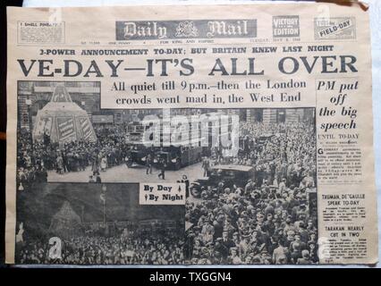 Newpaper notizia dal Daily Mail che annuncia la fine della guerra. Datata 1945 Foto Stock