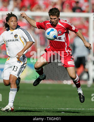 Chicago Fire centrocampista Logan Pausa (7) va per una sfera sciolto contro Los Angeles Galaxy centrocampista Cobi Jones (13). Il fuoco ha sconfitto la galassia 1-0 in stagione regolare finale di anticipo per i playoff MLS. (UPI foto/Mark Cowan) Foto Stock