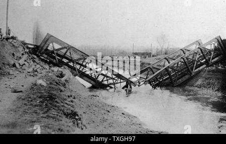 Ponte distrutto ritirando le truppe francesi a ostacolare l'anticipo dell'esercito tedesco, durante la Prima Guerra Mondiale 1914 Foto Stock