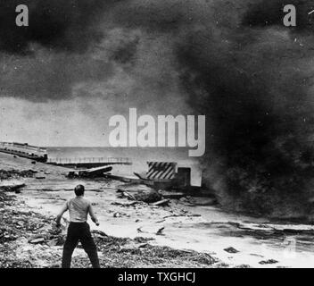 Fotografia di un uomo guardando la distruzione del seawall dopo un uragano. Florida. Datato 1947 Foto Stock