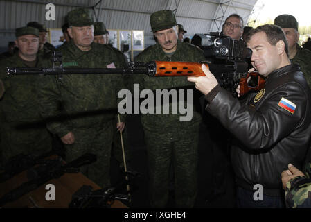 Il Presidente russo Dmitry Medvedev (R) detiene esamina un fucile da cecchino come il Presidente bielorusso Alexander Lukashenko (C) sembra su durante la fase finale di Zapad-2009 (West 2009) Russian-Belarus esercitazioni militari congiunte vicino a Brest in Bielorussia occidentale il 29 settembre 2009. UPI/Anatoli Zhdanov Foto Stock