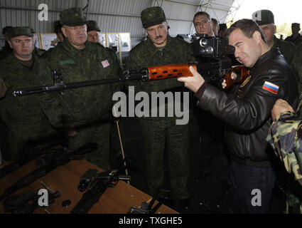 Il Presidente russo Dmitry Medvedev (R) detiene esamina un fucile da cecchino come il Presidente bielorusso Alexander Lukashenko (C) sembra su durante la fase finale di Zapad-2009 (West 2009) Russian-Belarus esercitazioni militari congiunte vicino a Brest in Bielorussia occidentale il 29 settembre 2009. UPI/Anatoli Zhdanov Foto Stock