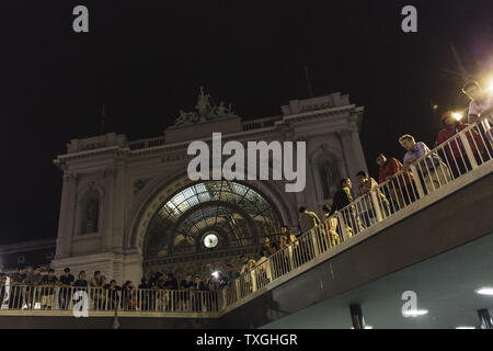 Una vista dalla stazione ferroviaria di Keleti a Budapest, Ungheria durante la sera tardi il 4 settembre 2015. Centinaia e centinaia di rifugiati e migranti principalmente dalla Siria e in Afghanistan sono stati bloccati a Budapest per giorni in attesa che il governo ungherese per consentire loro di continuare il loro viaggio verso la Germania e l'Europa occidentale. Foto di Achilleas Savallis/UPI Foto Stock