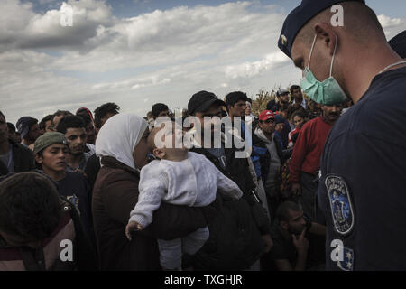 Rifugiati e migranti attendere a bordo di autobus vicino al Reszke crossing in Ungheria sul confine con la Serbia il 8 settembre 2015. Migliaia di profughi provenienti dalla Siria e altri paesi continuano a fare il loro modo di Ungheria in rotta verso la Germania e altri paesi in Europa occidentale. L'Ungheria sta cercando di terminare la costruzione di una recinzione per fermare la migrazione. Foto di Achilleas Zavallis/UPI Foto Stock