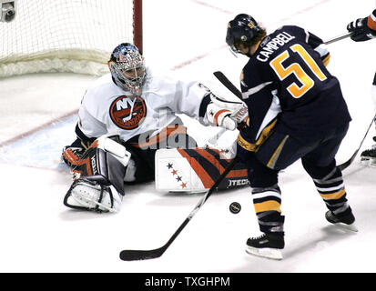 New York isolani goalie Rick DiPietro (39) smette di Buffalo Sabres defenceman Brian Campbell (51) a bruciapelo nel terzo periodo presso la HSBC Arena di Buffalo, New York il 14 aprile 2007. Gli isolani sconfissero Buffalo 3-2 anche per la serie, un gioco cadauno. (UPI foto/Jerome Davis) Foto Stock