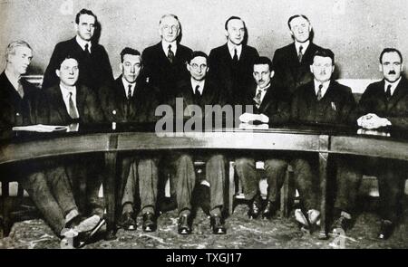 Éamon de Valera 1882 ñ 1975; uomo politico di spicco nel ventesimo secolo in Irlanda. Visto qui (seduto al centro), formando il governo irlandese nel 1932 Foto Stock