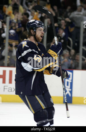 Buffalo Sabres defenceman Brian Campbell grida dopo egli punteggi contro i New York Rangers nel primo periodo di gioco due del NHL Eastern Conference semifinali presso la HSBC Arena di Buffalo, New York il 27 aprile 2007. (UPI foto/Jerome Davis) Foto Stock