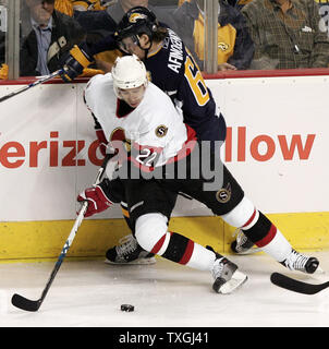 Senatori di Ottawa centro Chris Kelly (22) della Russia raccoglie un disco allentato dopo essere stato verificato da Buffalo Sabres ala destra Maxim Afinogenov (61) nel primo periodo di gioco uno del NHL Eastern Conference Finals presso la HSBC Arena di Buffalo, New York il 10 maggio 2007. (UPI foto/Jerome Davis) Foto Stock