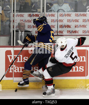 Senatori di Ottawa defenceman Christoph Schubert (5) controlli Buffalo Sabres defenceman Toni Lydman (5) nelle tavole nel primo periodo alla HSBC Arena di Buffalo il 19 maggio 2007. Il Buffalo Sabres ospitano i Senatori di Ottawa nel gioco 5 dei finali orientali di congresso. (UPI foto/Jerome Davis) Foto Stock