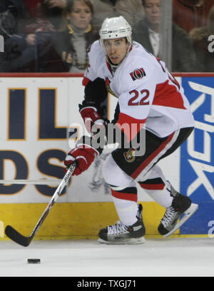 Senatori di Ottawa centro Chris Kelly (22) cariies il puck allentati fino il ghiaccio nel secondo periodo durante il gioco presso la HSBC Arena di Buffalo, New York il 26 dicembre 2007. I Senatori di Ottawa portano i Buffalo Sabres 3 -1 dopo due periodi. (UPI foto/Jerome Davis) Foto Stock