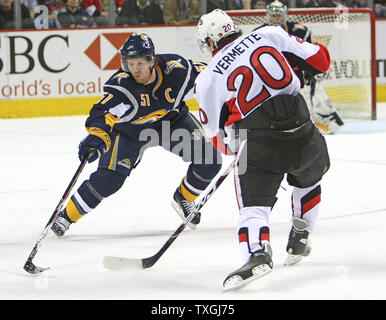 Buffalo Sabres defenceman Brian Campbell (51) bussa il puck lontano dai senatori di Ottawa ala sinistra Antoine Vermette (20) nel secondo periodo contro i Buffalo Sabres presso la HSBC Arena di Buffalo, New York il 26 dicembre 2007. I Senatori di Ottawa ha sconfitto il Buffalo Sabres 5-3. (UPI foto/Jerome Davis) Foto Stock