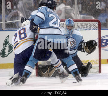 Pittsburgh Penguins goalie Ty Conklin (35) rende un tampone salva nel secondo periodo del NHL Winter Classic a Ralph Wilson Stadium di Orchard Park, New York il 1 gennaio 2008. (UPI foto/Jerome Davis) Foto Stock
