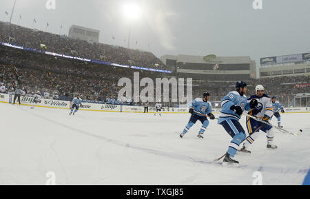 Buffalo Sabres centro Tim Connolly (19) e i pinguini di Pittsburgh defenceman Ryan Whitney (19) chase giù allentato un puck vicino le schede del secondo periodo del NHL Winter Classic a Ralph Wilson Stadium di Orchard Park, New York il 1 gennaio 2008. (UPI foto/Jerome Davis) Foto Stock