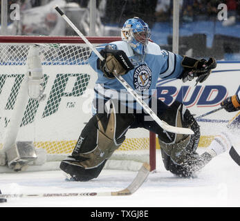 Pittsburgh Penguins goalie Ty Conklin inciampa nuovamente dopo aver effettuato un salvataggio nel secondo periodo del NHL Winter Classic a Ralph Wilson Stadium di Orchard Park, New York il 1 gennaio 2008. (UPI foto/Jerome Davis) Foto Stock