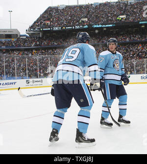 Pittsburgh Penguins defenceman Ryan Whitney (19) e i pinguini di Pittsburgh' Sidney Crosby (87) parlare su un po' di strategia nel primo periodo del NHL Winter Classic a Ralph Wilson Stadium di Orchard Park, New York il 1 gennaio 2008. I Pinguini sconfitto le sciabole 2-1 in un lavoro straordinario shootout. (UPI foto/Jerome Davis) Foto Stock
