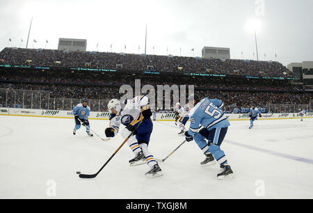 Buffalo Sabres ala sinistra Thomas Vaní?ek (26) pattini in sul traguardo mentre è perseguito da Pittsburgh Penguins defenceman Sergei Gonchar (55) nel secondo periodo della NHL Classico inverno a Ralph Wilson Stadium di Orchard Park, New York il 1 gennaio 2008. (UPI foto/Jerome Davis) Foto Stock