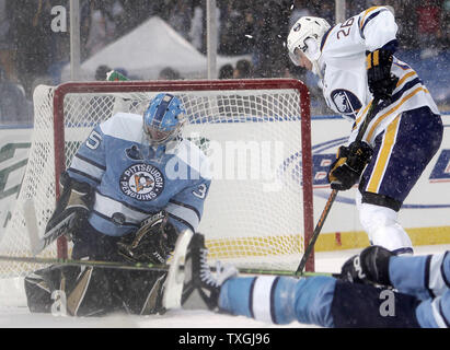 Pittsburgh Penguins goalie Ty Conklin (35) rende un guanto salva prima di Buffalo Sabres ala sinistra Thomas Vaní?ek (26) può ottenere il puck nel terzo periodo del NHL Winter Classic a Ralph Wilson Stadium di Orchard Park, New York il 1 gennaio 2008. I Pinguini sconfitto le sciabole 2-1 in un lavoro straordinario shootout. (UPI foto/Jerome Davis) Foto Stock