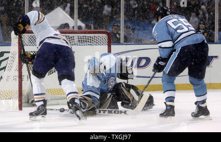 Pittsburgh Penguins goalie Ty Conklin (35) rende un bastone salva su Buffalo Sabres ala sinistra Thomas Vaní?ek (26) nel terzo periodo del NHL Winter Classic a Ralph Wilson Stadium di Orchard Park, New York il 1 gennaio 2008. I Pinguini sconfitto le sciabole 2-1 in un lavoro straordinario shootout. (UPI foto/Jerome Davis) Foto Stock