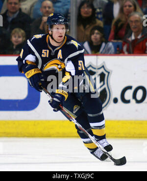 Buffalo Sabres defenceman Brian Campbell porta il puck al di fuori della sua zona nel primo periodo contro i Boston Bruins presso la HSBC Arena di Buffalo, New York il 8 febbraio 2008. I Bruins sconfitto le sciabole 3-2 in una sparatoria. (UPI foto/Jerome Davis) Foto Stock