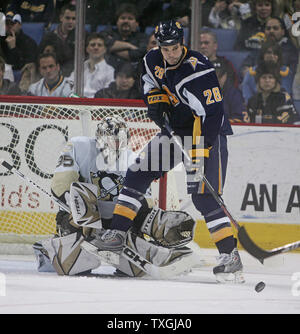 Buffalo Sabres centro Paul Gaustad (28) tenta di deviare il puck passato i pinguini di Pittsburgh goalie Ty Conklin (35) nel secondo periodo presso la HSBC Arena di Buffalo, New York il 17 febbraio 2008. (UPI foto/Jerome Davis) Foto Stock