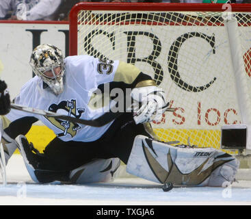 Pittsburgh Penguins goalie Ty Conklin (35) rende un gambe salva contro la Buffalo Sabres nel secondo periodo presso la HSBC Arena di Buffalo, New York il 17 febbraio 2008. I Pinguini sconfitto le sciabole 4-1. (UPI foto/Jerome Davis) Foto Stock