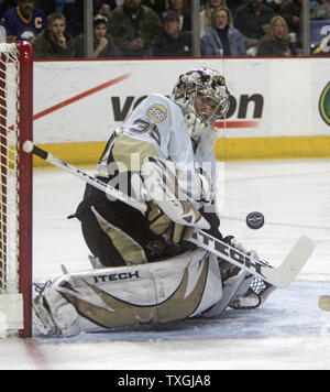 Pittsburgh Penguins goalie Ty Conklin (35) rende un petto salva contro la Buffalo Sabres nel terzo periodo presso la HSBC Arena di Buffalo, New York il 17 febbraio 2008. I Pinguini sconfitto le sciabole 4-1. (UPI foto/Jerome Davis) Foto Stock