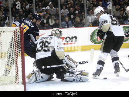 Pittsburgh Penguins goalie Ty Conklin (35) fa risparmiare e calci il puck lontano da Buffalo Sabres centro Tim Connolly (19) e di Kris Letang (58) nel terzo periodo presso la HSBC Arena di Buffalo, New York il 17 febbraio 2008. I Pinguini sconfitto le sciabole 4-1. (UPI foto/Jerome Davis) Foto Stock