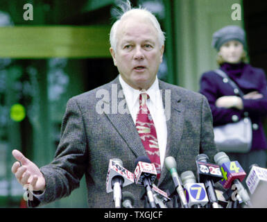 BRP2000012501 - 25 gennaio 2000 - Baton Rouge, Louisiana, USA: Louisiana dell ex quattro-termine governatore Edwin Edwards parla ai media il primo giorno della sua corruzione federale trail, 25 gennaio. Edwards e altri 6 sono caricati con manovre delle licenze di uno dei membri' riverboats. In fondo è di Colin Edwards moglie, Candice. rg/jt/James Terry UPI Foto Stock