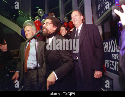 L'uomo2000012503 - 25 Gennaio 2000 - Manchester, New Hampshire, Stati Uniti d'America: Cornell West, centro con Bob Kearey e Bill Bradley, destra, parla a un rally a Manchester Airport nelle prime ore della mattina dopo l'Iowa caco. Bradley ha perso al Vice Presidente Al Gore in Iowa cacuses. rg/app/Jack Ainswort UPI Foto Stock