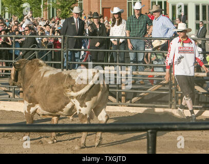 Nella tappa finale della loro royal tour, il principe William e Kate, il Duca e la Duchessa di Cambridge, guardare un toro di equitazione manifestazione ospitata dal Primo Ministro Stephen Harper (R) e sua moglie Magno (seconda da L.) a Calgary Stampede anteprima durante un governo del Canada la reception a Calgary, Alberta, Luglio 7, 2011. UPI/Heinz Ruckemann Foto Stock