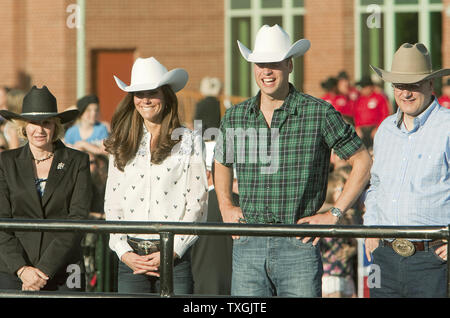 Nella tappa finale della loro royal tour, il principe William e Kate, il Duca e la Duchessa di Cambridge, guardare un toro di equitazione manifestazione ospitata dal Primo Ministro Stephen Harper (R) e sua moglie Magno (L.) a Calgary Stampede anteprima durante un governo del Canada la reception a Calgary, Alberta, Luglio 7, 2011. UPI/Heinz Ruckemann Foto Stock