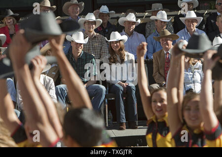 Nella tappa finale della loro royal tour, il principe William e Kate, il Duca e la Duchessa di Cambridge, guarda la Calgary Stampede Parade di Calgary, Alberta, Luglio 8, 2011. UPI/Heinz Ruckemann Foto Stock
