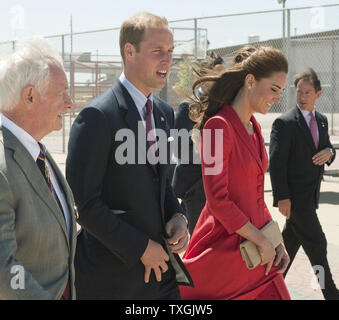 Il principe William e Kate, il Duca e la Duchessa di Cambridge, partecipare alla Gazzetta cerimonia di partenza dal Canada al Challenger rotante Park a Calgary, Alberta, Luglio 8, 2011. UPI/Heinz Ruckemann Foto Stock