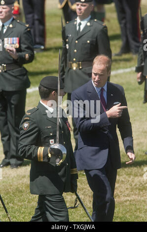 Il principe William ispeziona l'onore gaurd come lui e Kate, il Duca e la Duchessa di Cambridge, partecipare alla Gazzetta cerimonia di partenza dal Canada al Challenger rotante Park a Calgary, Alberta, Luglio 8, 2011. UPI/Heinz Ruckemann Foto Stock