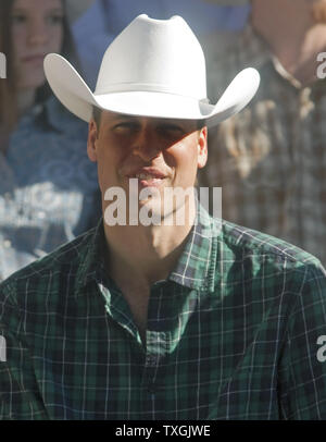 Nella tappa finale della loro royal tour, il principe William Duca di Cambridge, orologi la Calgary Stampede Parade di Calgary, Alberta, Luglio 8, 2011. UPI/Heinz Ruckemann Foto Stock